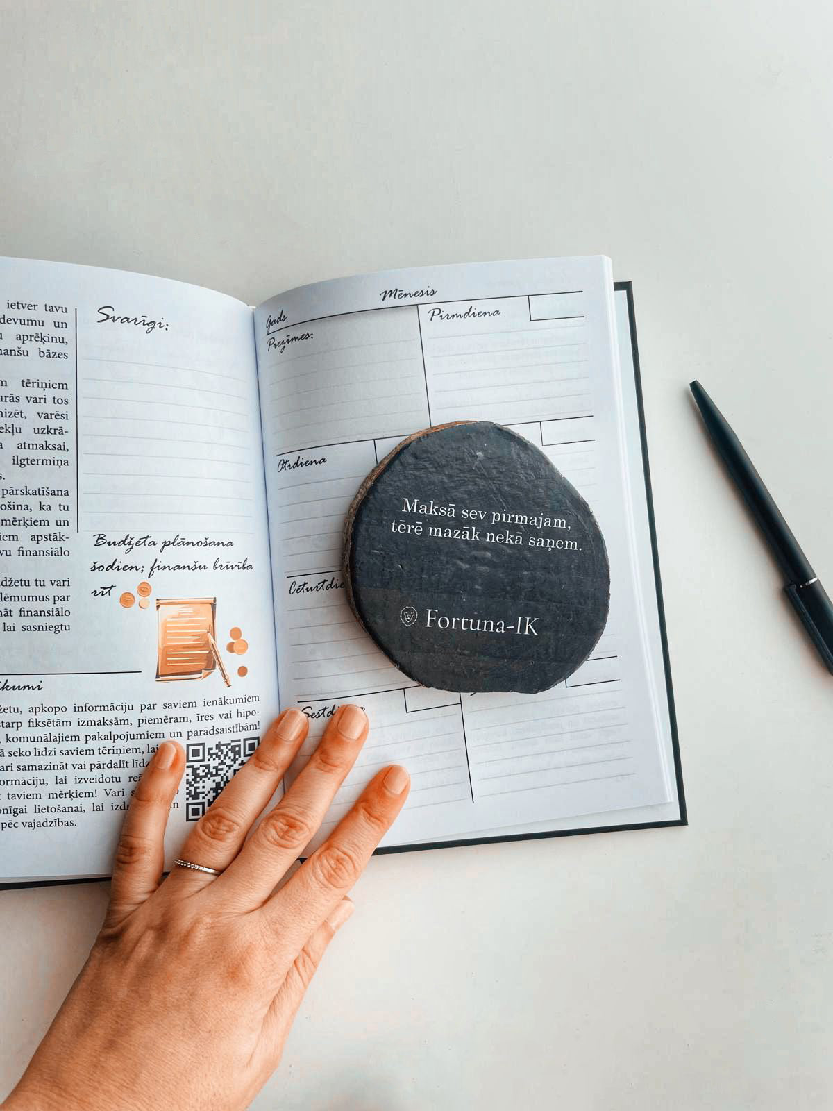 Finanšu labklājības komplekts: Labklājības plānotājs + koka paliktnis