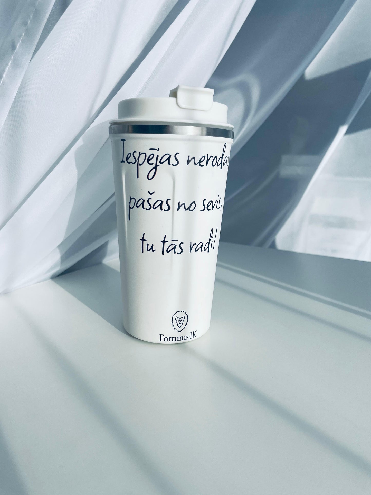 Travel mug “Iespējas nerodas pašas no sevis, tu tās radi!”